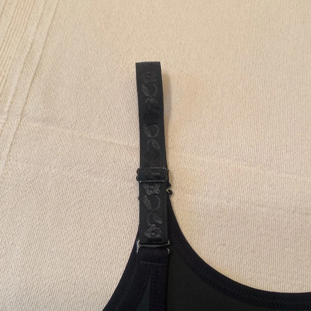 Black Shapewear adjustable straps and zipper back with 3 rows of eyelet hooks. - Picture 8 of 11